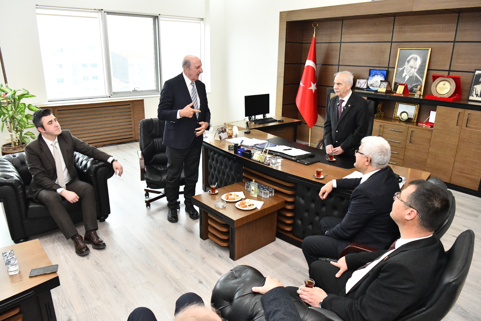 Keşan Belediye Başkanı Mehmet Özcan, Cumhuriyet Halk Partisi heyetini belediyede ağırladı.
